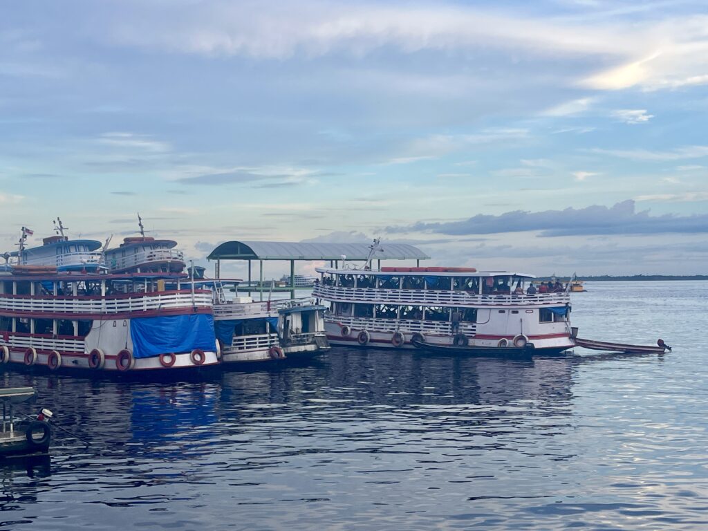 Ferries en el puerto de Manaos