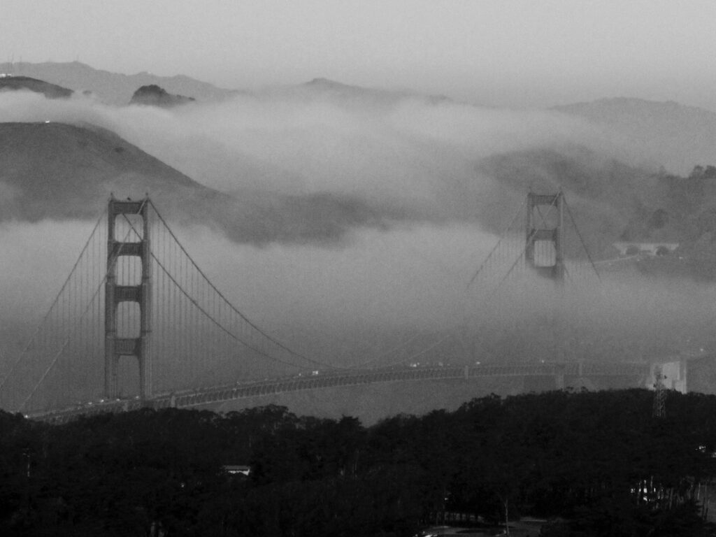 El Golden Gate bajo la niebla