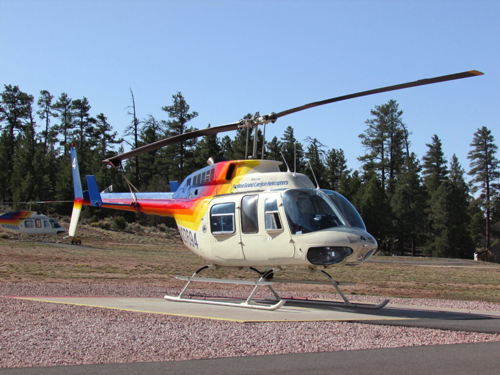 En helicóptero sobre el gran cañón