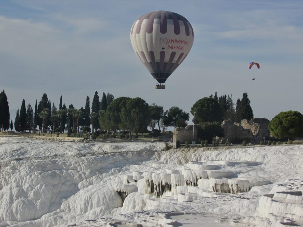 Globo aerostático sobre Pamukkale