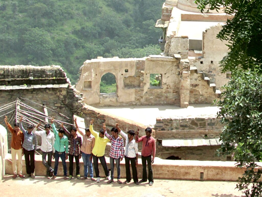 Posando en el fuerte de Kumbhalgarh