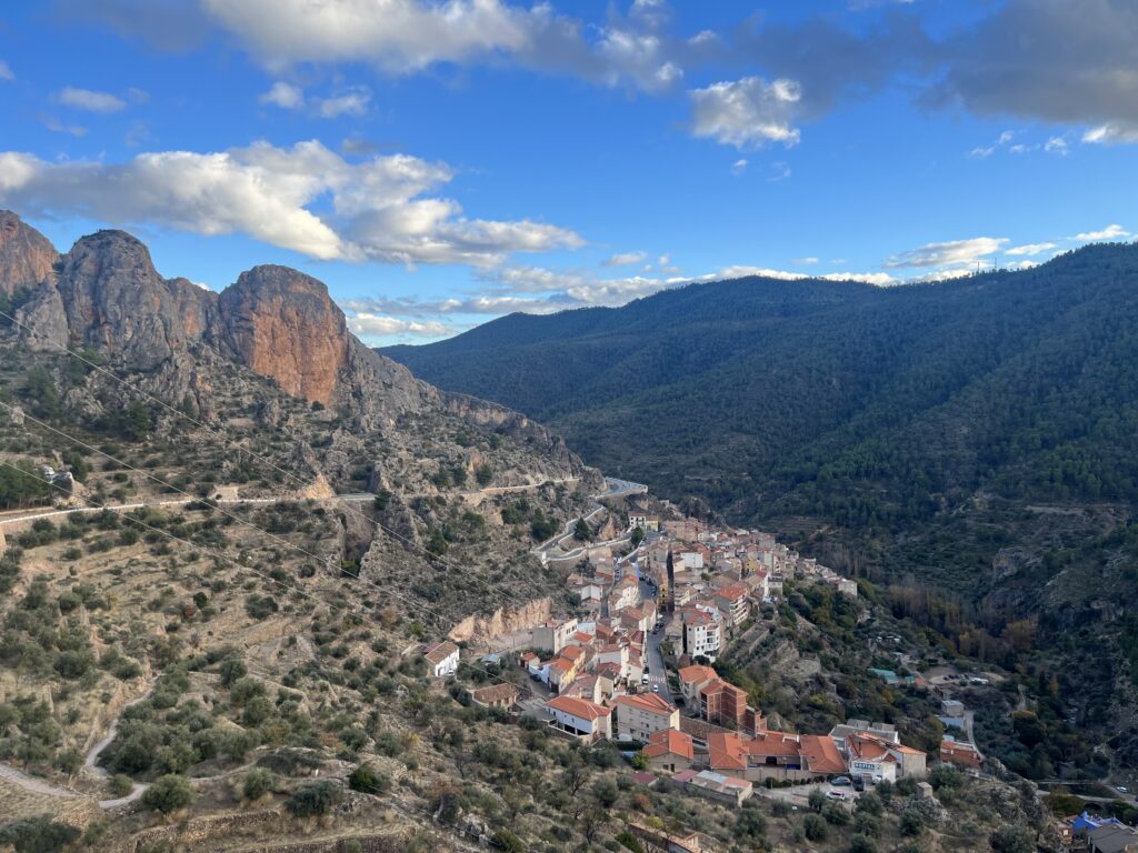Vistas de la parte moderna de Riópar desde Riópar Viejo