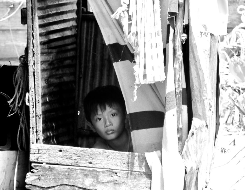 Niño camboyano en ella lago Tonle Sap