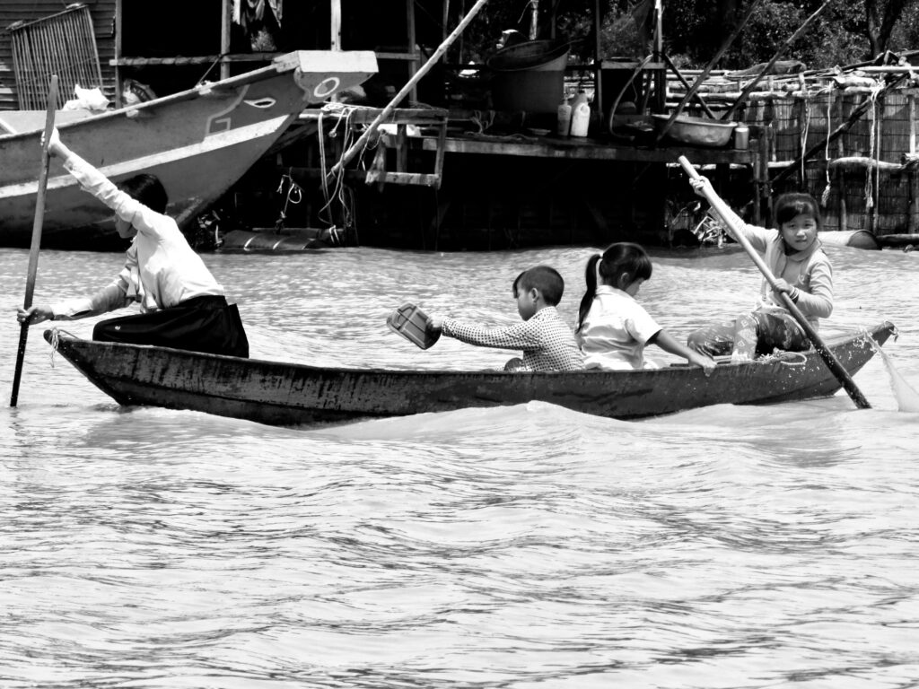 Niños en canoa en las aldeas flotantes del lago Tonle Sap