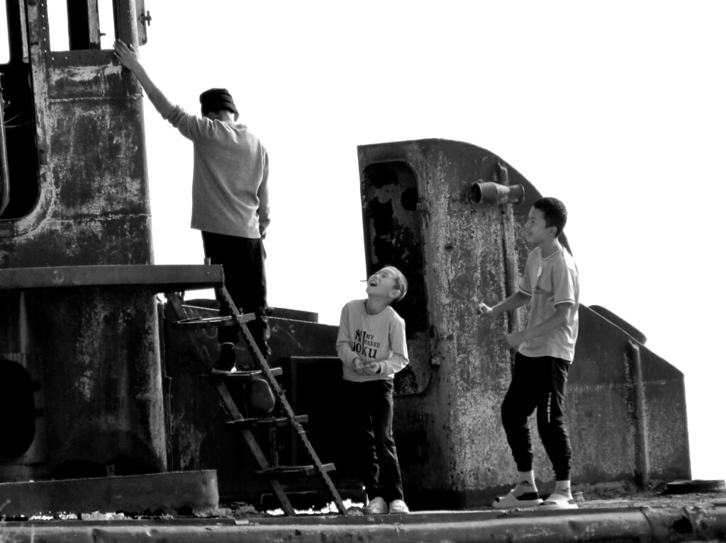 Jugando entre chatarra