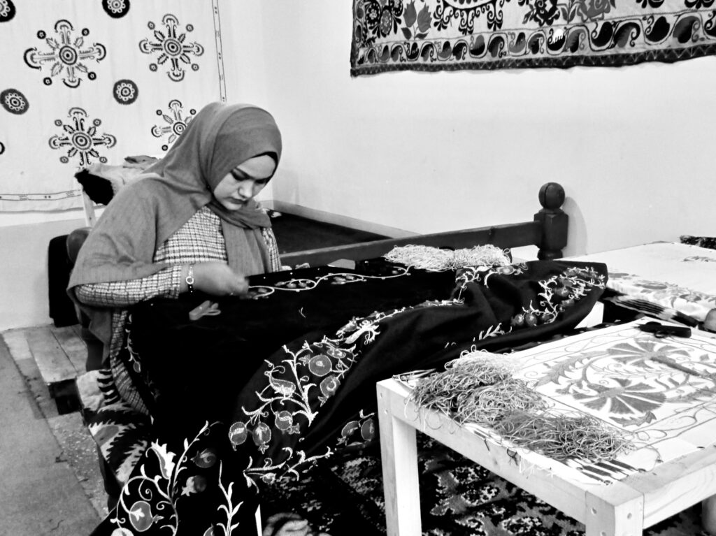 Costurera en el valle de Ferganá