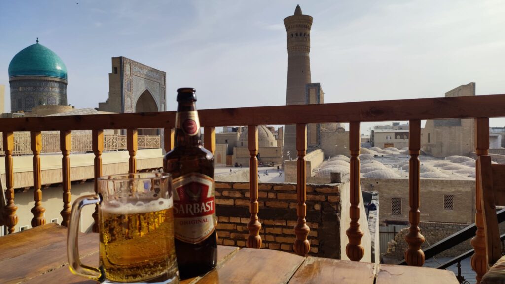 Cervecería con vistas al minarete de Kalon