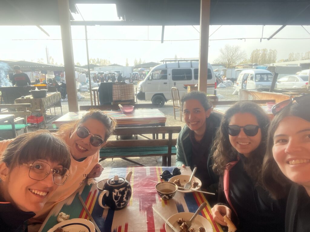 Almuerzo en el mercado en el valle de Ferganá