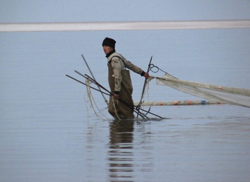 Pescador uzbeko en el mar de Aral