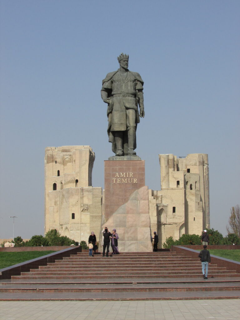 Estatua de Amir Temur en Sharhrisabz