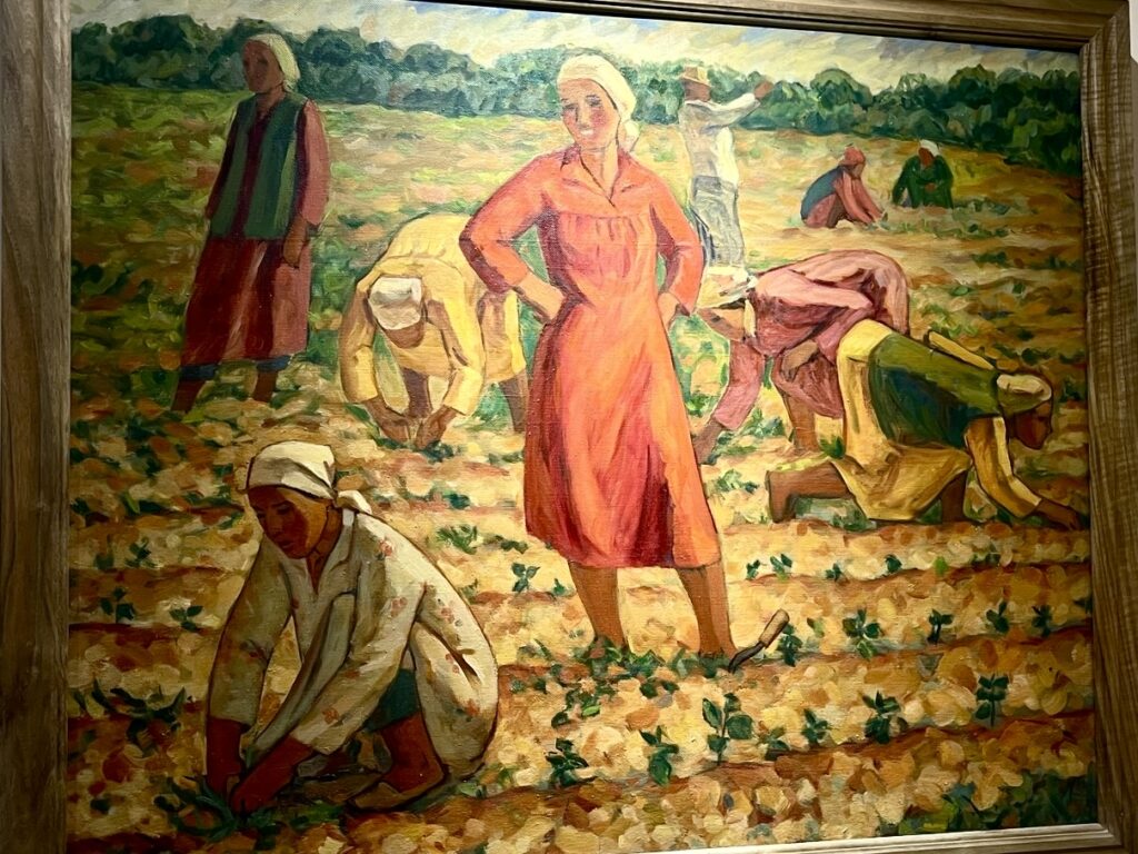 Pintura de campos de algodón en el museo de Nukus