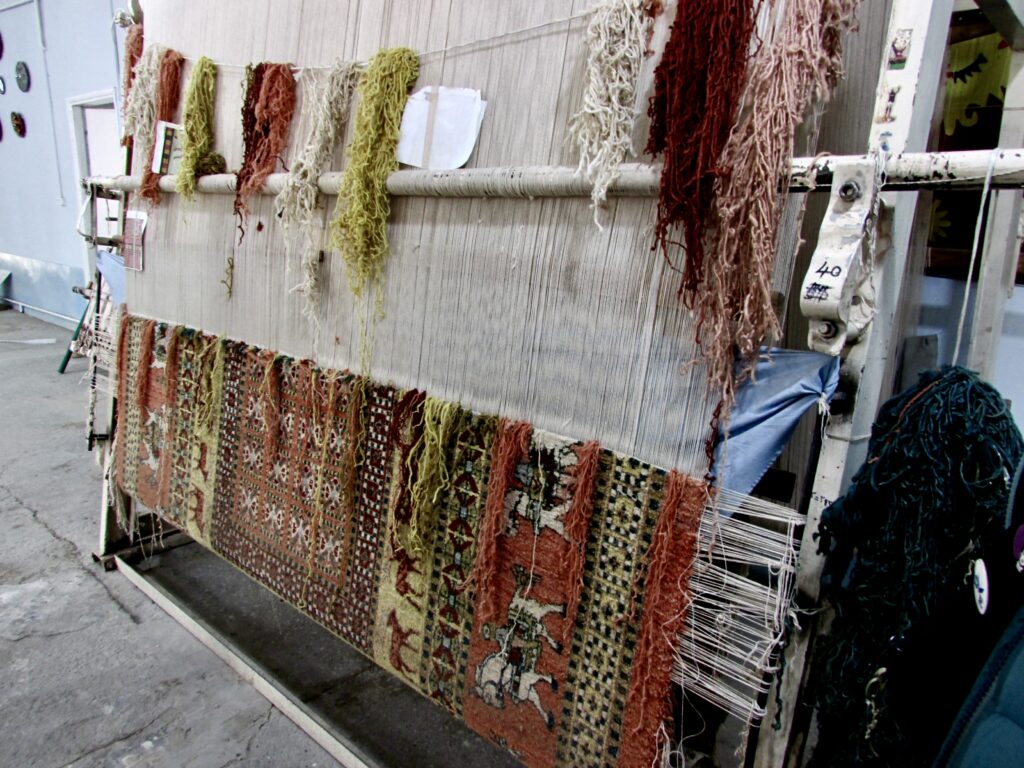 Hilos de seda con distintas tinturas