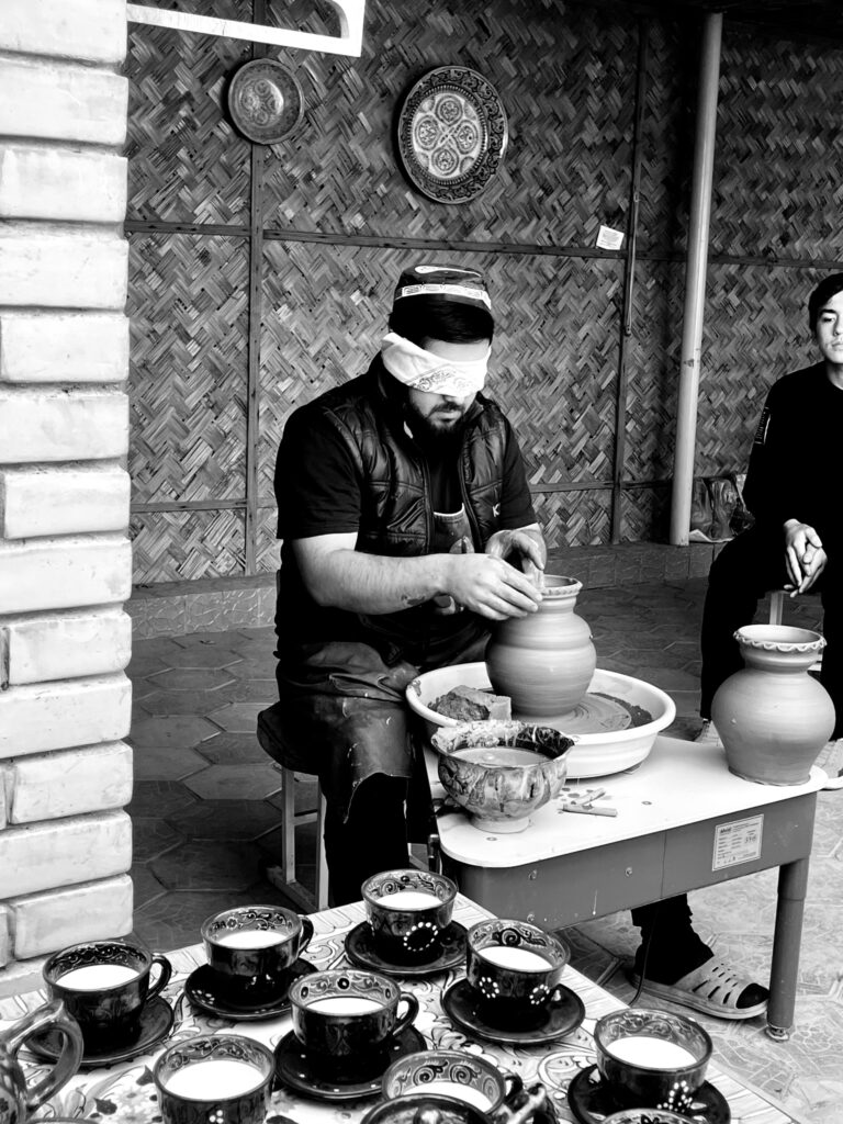 Artesano de cerámica en Rishtón