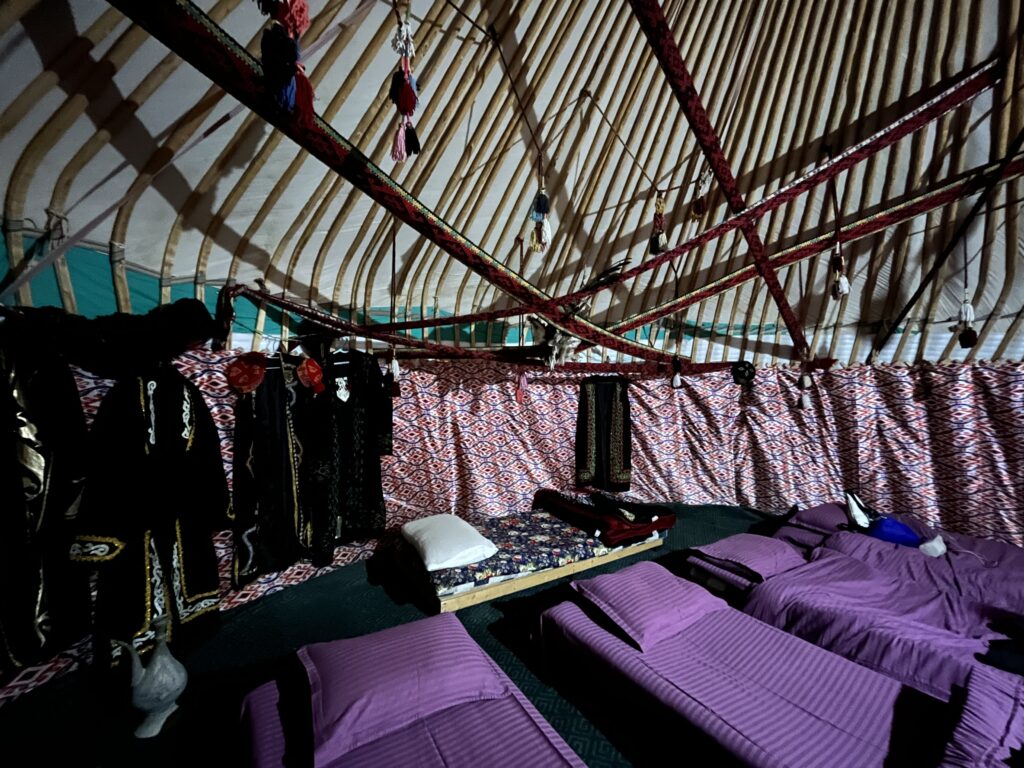 Interior de yurta en el mar de Aral