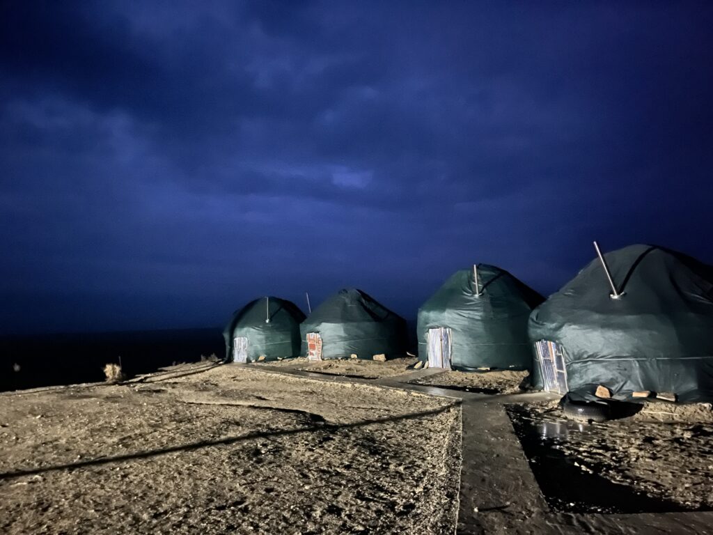 Campamento de yurtas en el Mar de Aral