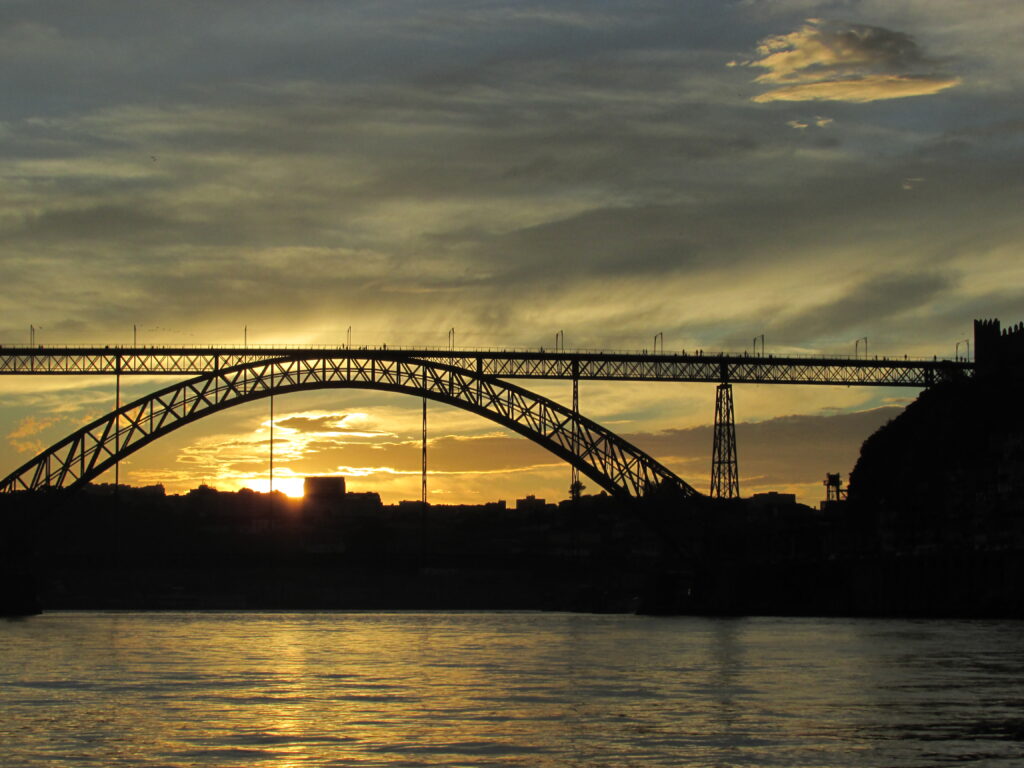 Atardecer sobre el puente de Don Luis