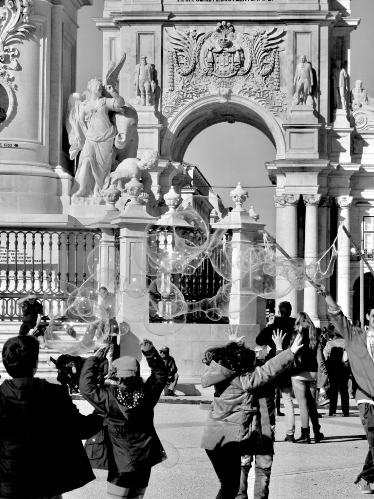 Juegos en la plaza del Comercio