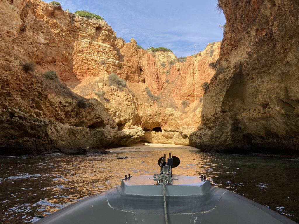 Entrada de la cueva de Benagil en barco
