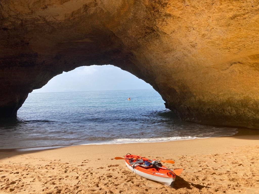 Kayak en la cueva de Benagil
