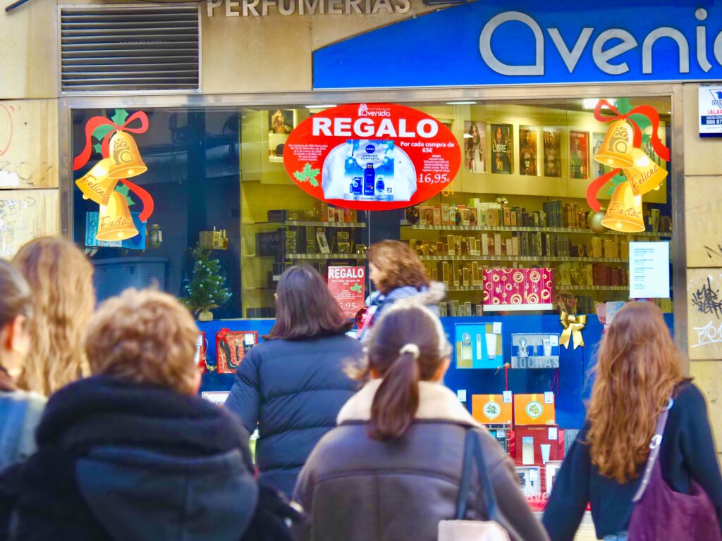 Hacer cola para comprar regalos…