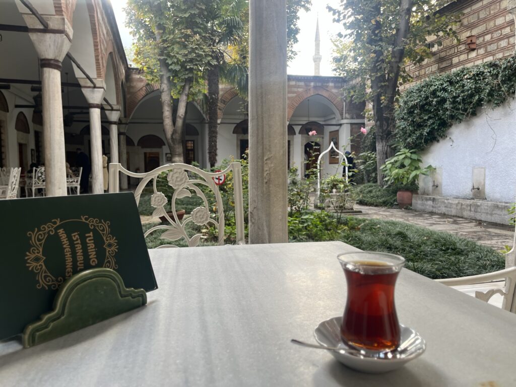 Madrasa Cedid Mehmed Efendi y café Turíng