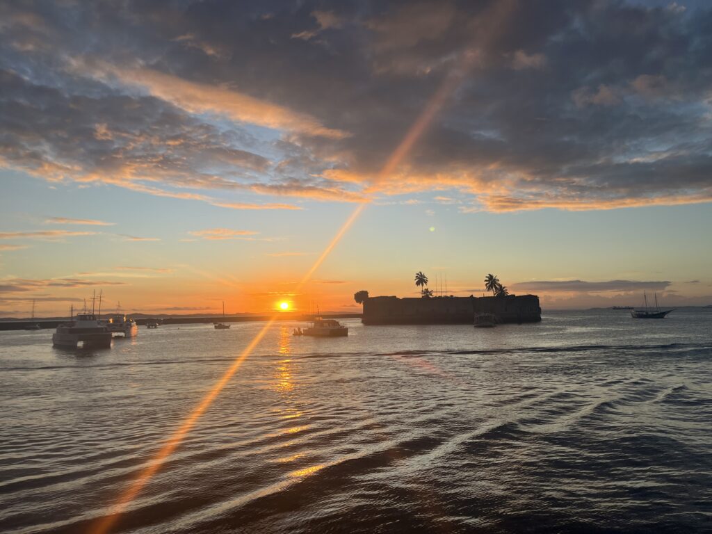 Atardecer sobre el Forte São Marcelo en el puerto de Salvador