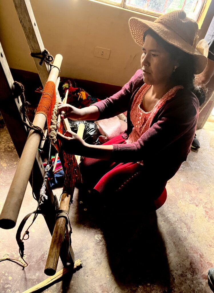 Claudia y su telar Jalq’a