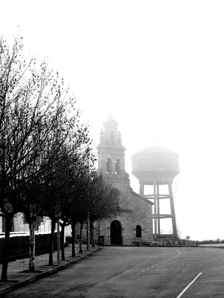 En enero, bufanda, capa y sombrero.