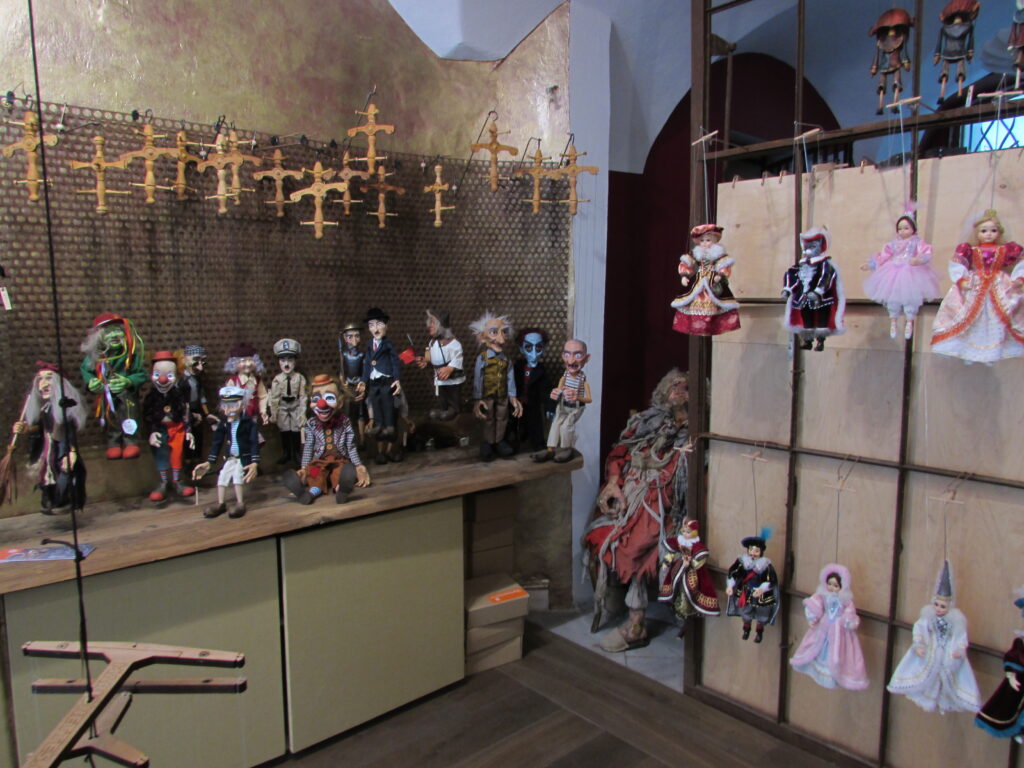 Tienda de marionetas en la calle Nerudova