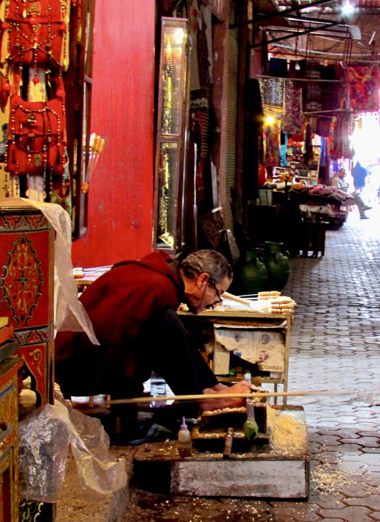 Artesanos en el zoco de Marrakech