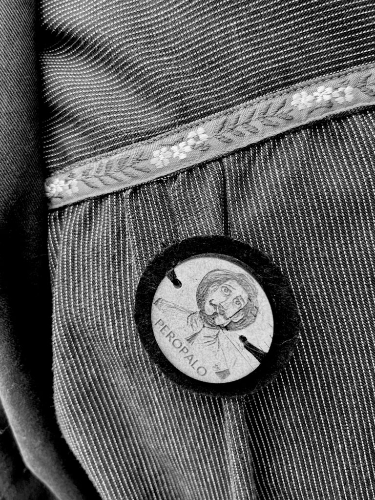 Insignia del Peropalo sobre un típico blusón de fiestas