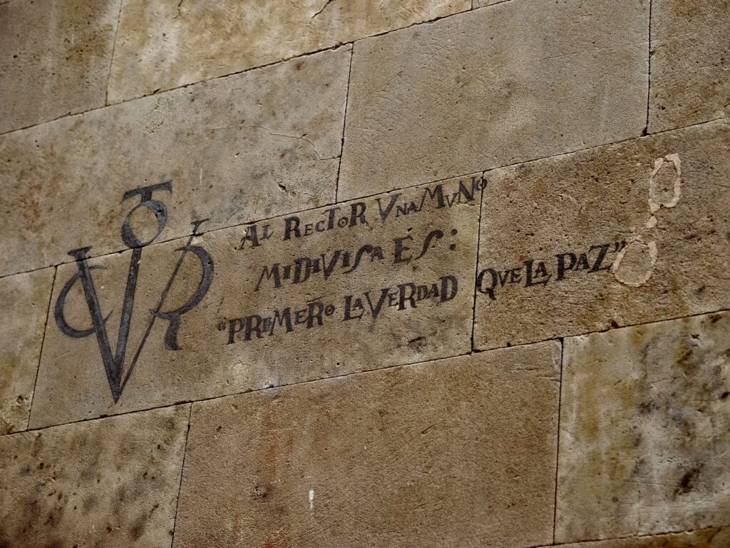 Inscripción en la fachada de la casa-museo de Unamuno