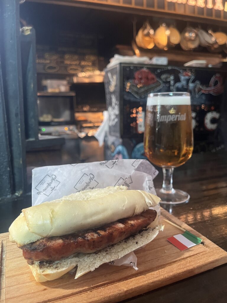 Choripán en el mercado de San Telmo