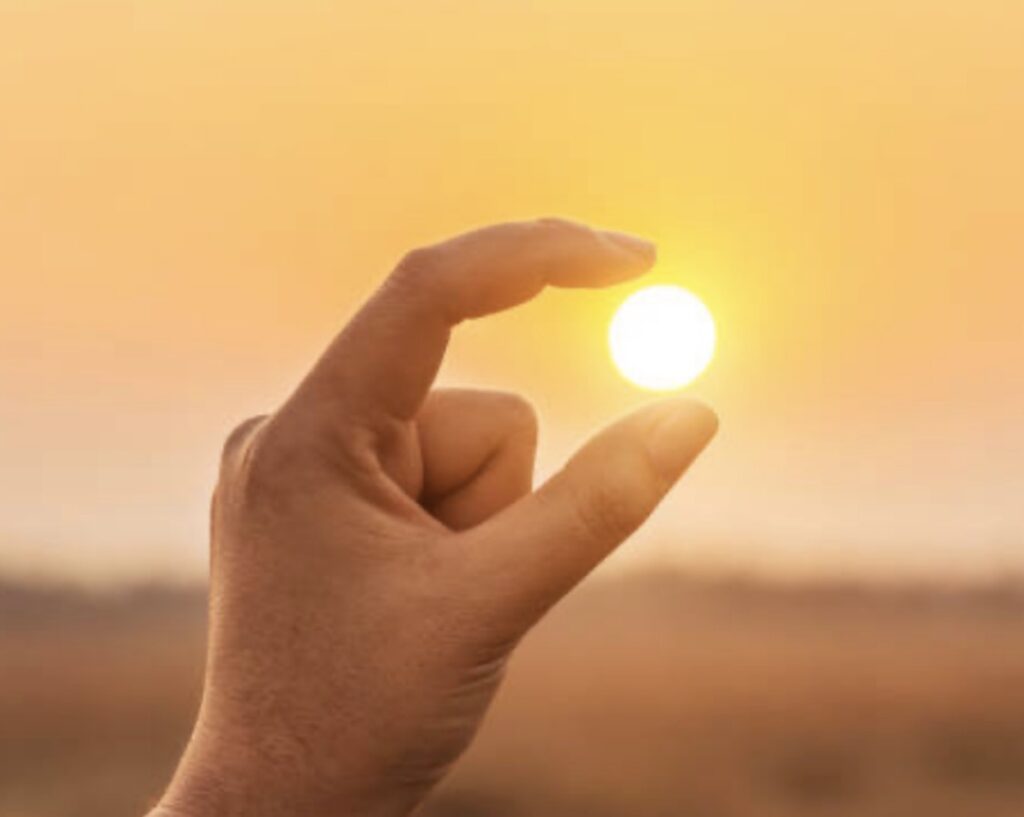 Alguien agarrando el sol
