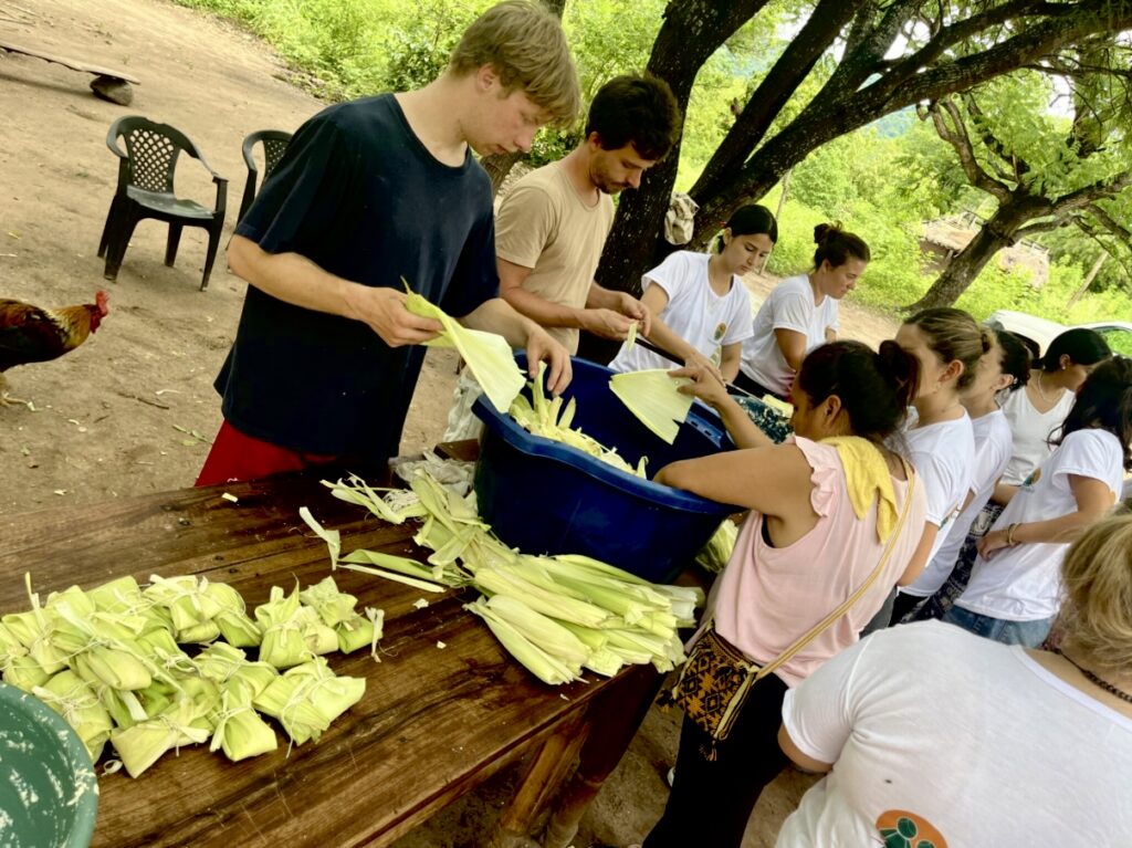 Preparación de las humitas