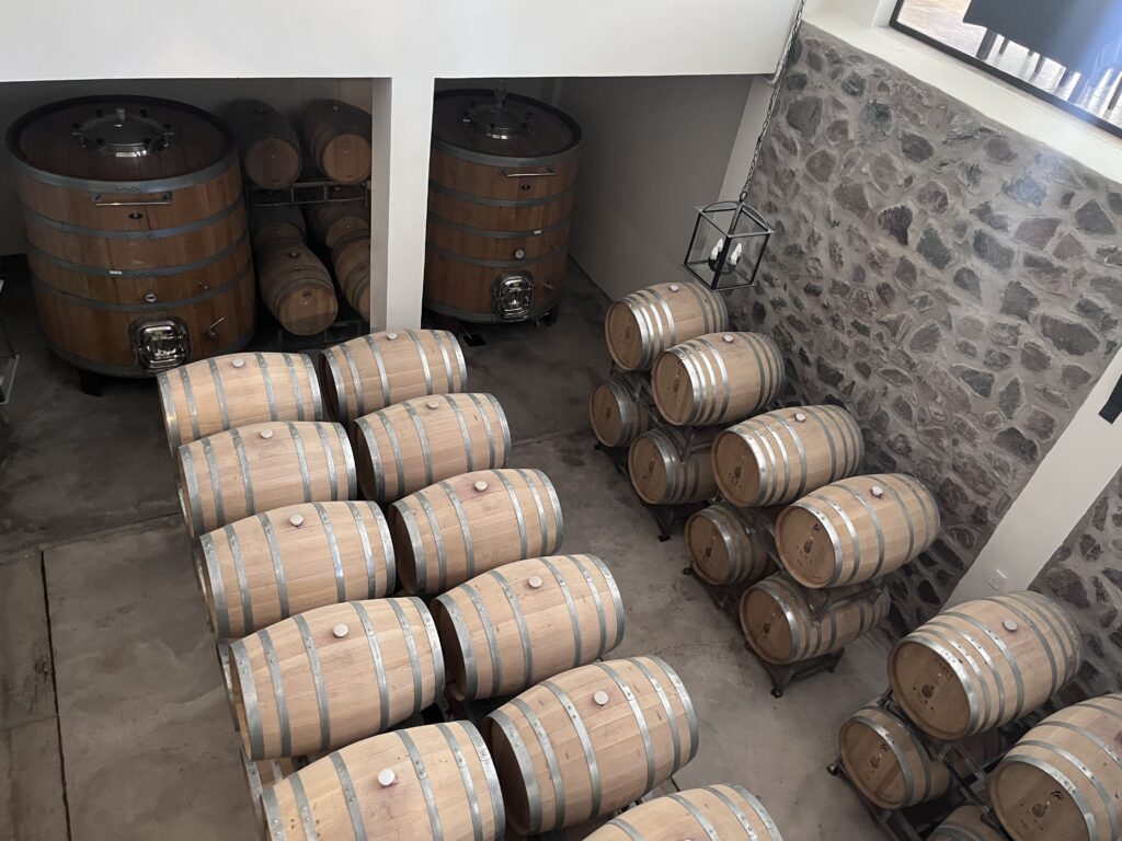 Sala de barricas en la bodega Puna