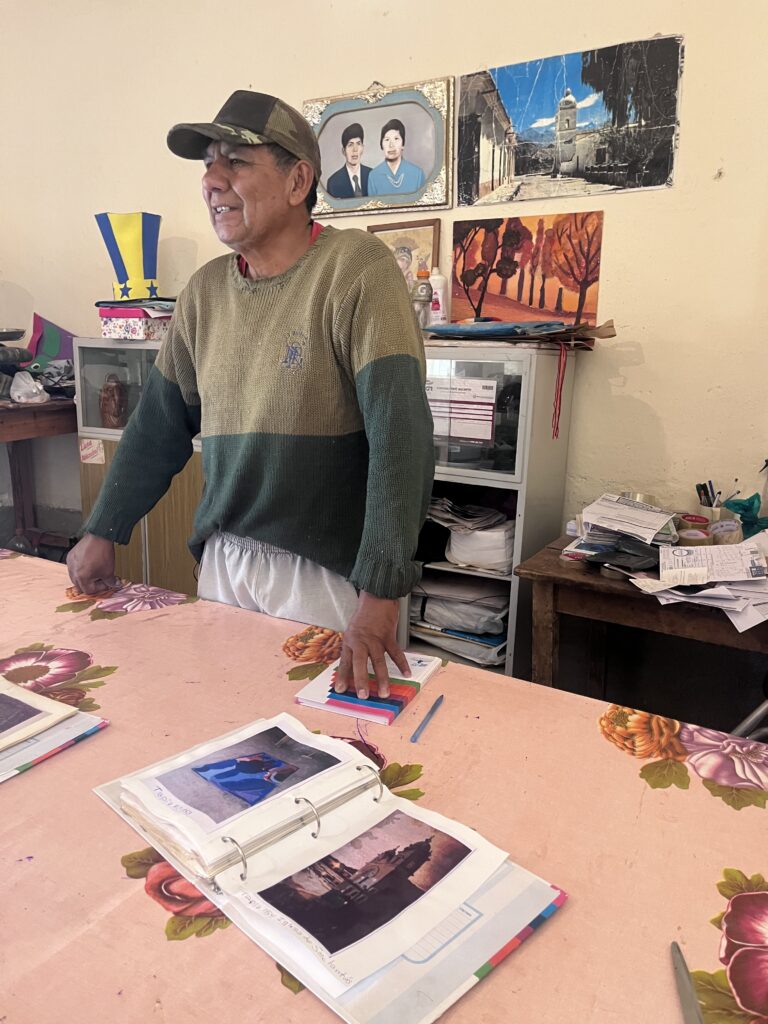 Guiso Morales en su taller de Seclantás