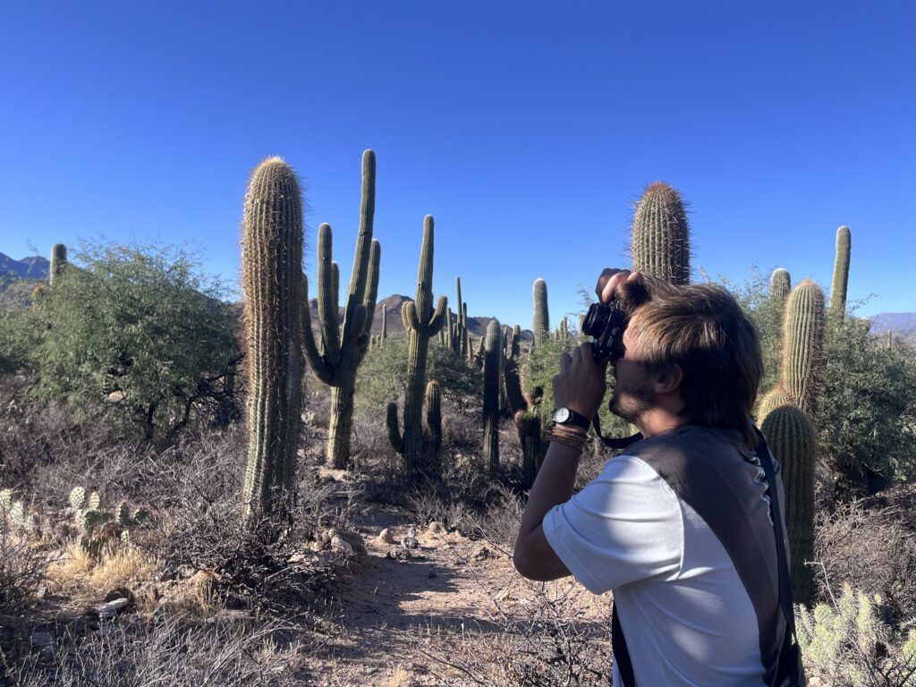 Nico entre los cardones de La Paya