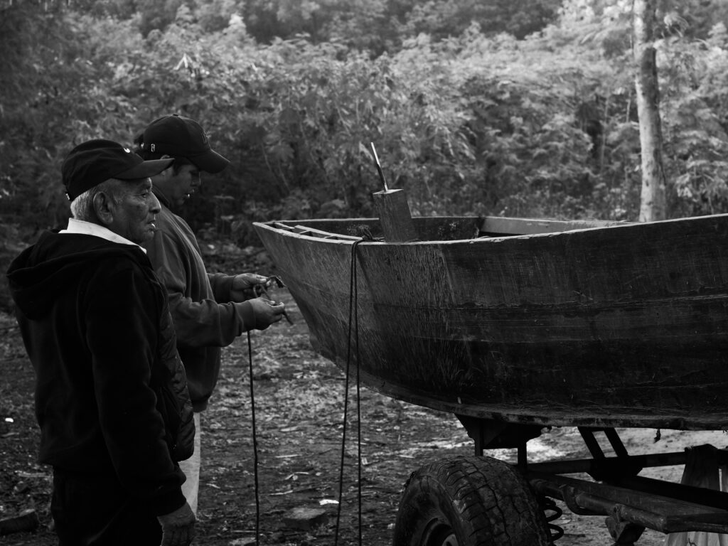 Héctor y Luis ajustando la chalana para el flete