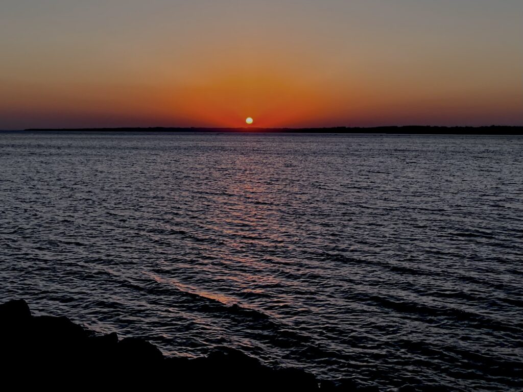 El sol termina de esconderse detrás del Paraná
