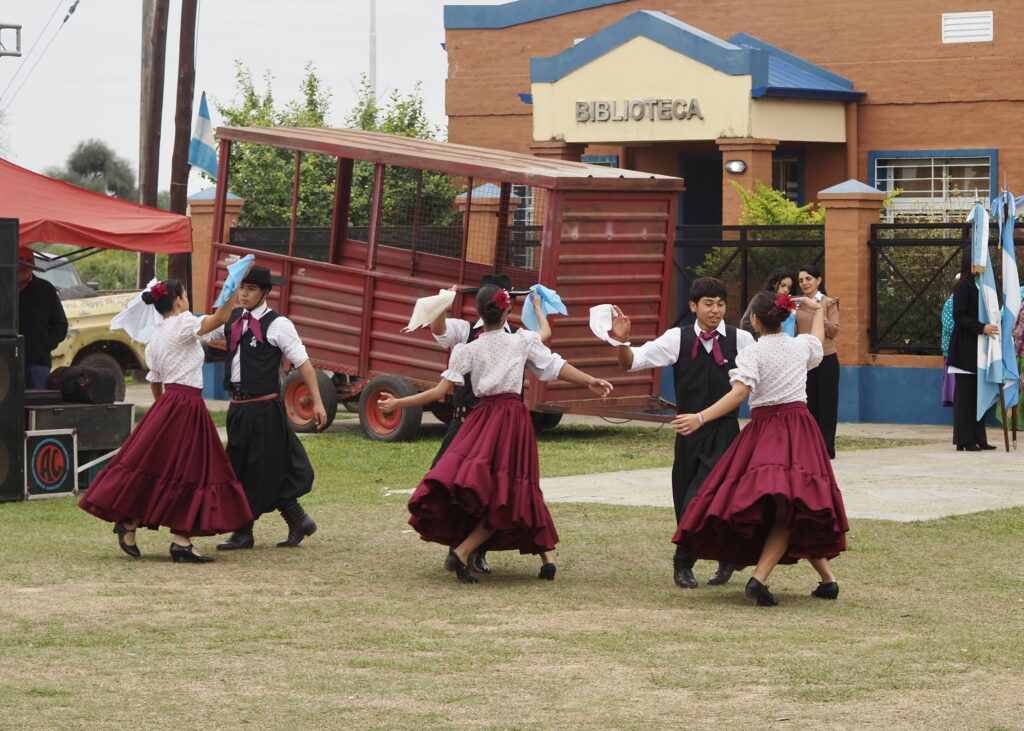 Pasos de zamba, pañuelos al viento