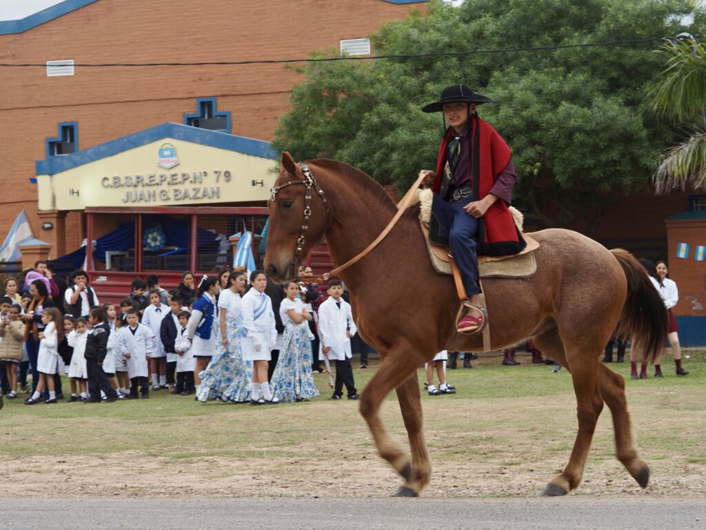 Jóvenes gauchos en Juan G. Bazán